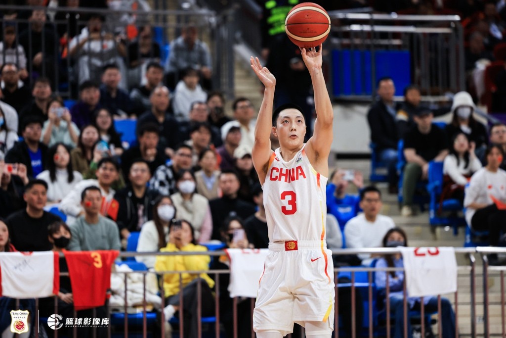 媒体人：中国男篮非常团结 胡明轩此前低迷本场依旧首发&担任主攻